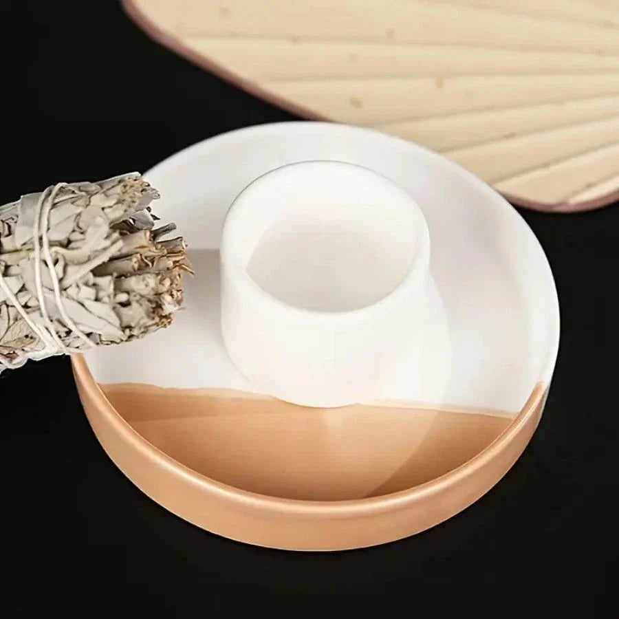 un porte palo santo et sauge bicolore en céramique avec une sauge posée sur le rebord