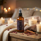 Brume d'oreiller 100ml Nuit d'hiver sur table de nuit avec bougies et couvertures