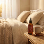 Brume d'intérieur Pain d'épices 100ml sur table de nuit avec draps crème et lumière matinale