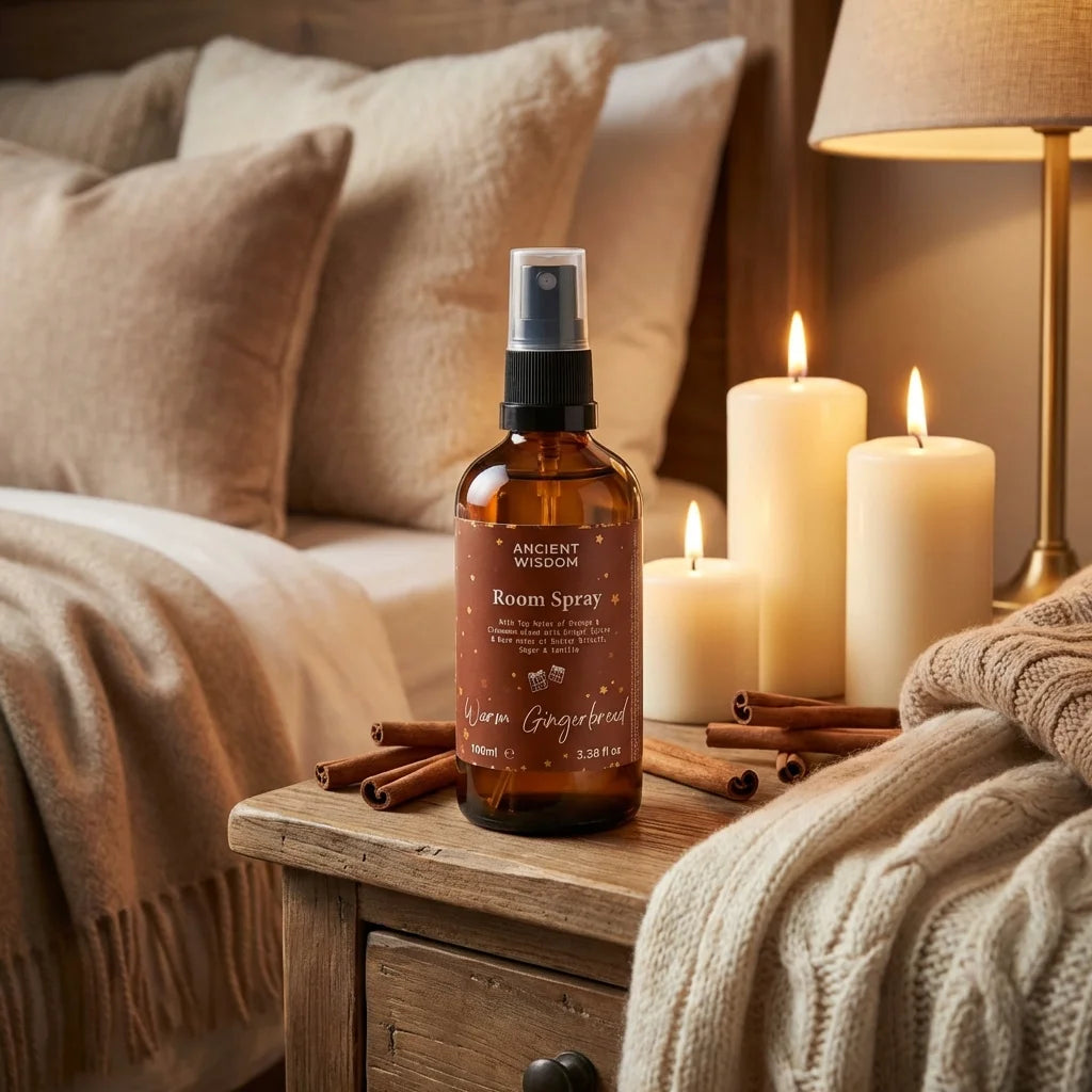 Brume d'oreiller pain d'épices 100ml en flacon ambre sur table de nuit avec bougies et bâtons de cannelle