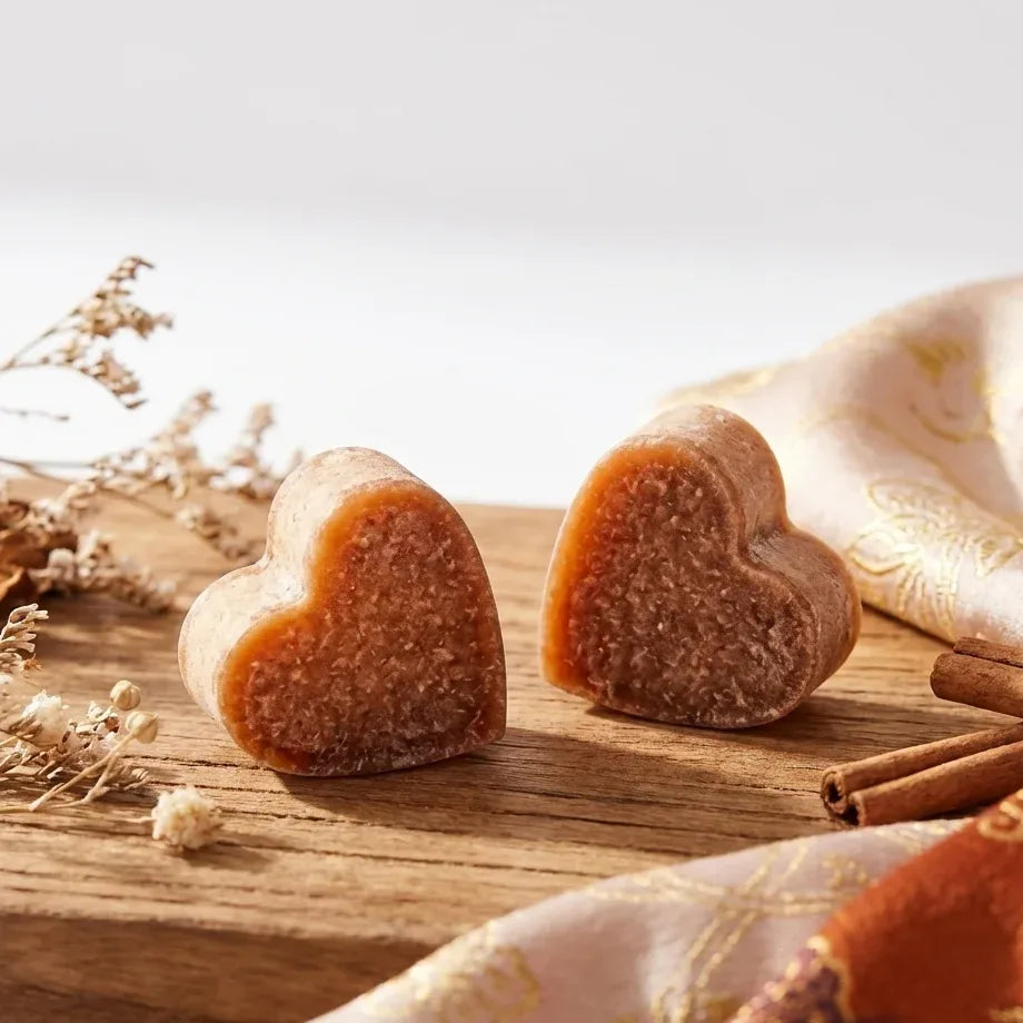 Carré d'Ambre Coeur 50g ByBazz, parfum solide en forme de coeur sur fond blanc