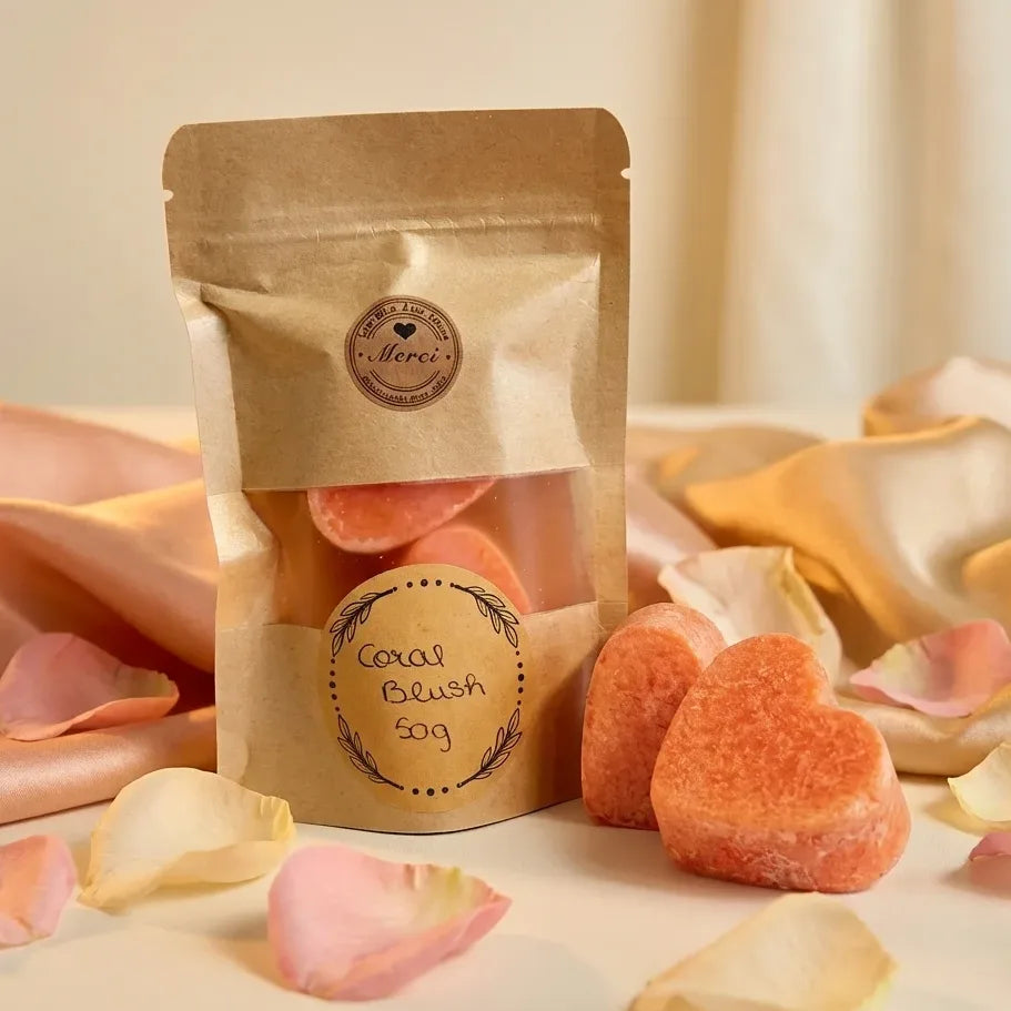 Savon Carré d'Ambre Coral Blush cœur 50g avec emballage kraft sur fond ivoire