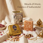 Carré d'Ambre Solide Jamid 30g Hemani en boîte dorée sur tissu crème avec botaniques