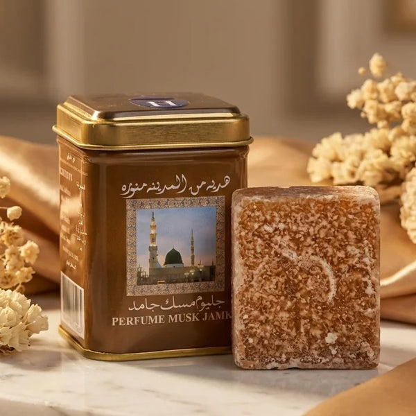 Carré d'Ambre Solide Jamid Musc Blanc Hemani 30g sur marbre avec fleurs séchées
