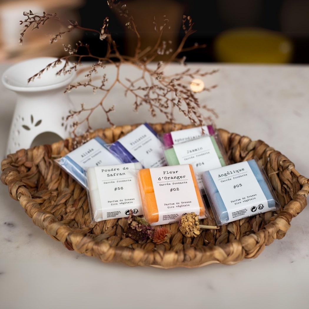Des carrés fondant dans un panier en osier sur une table en marbre 