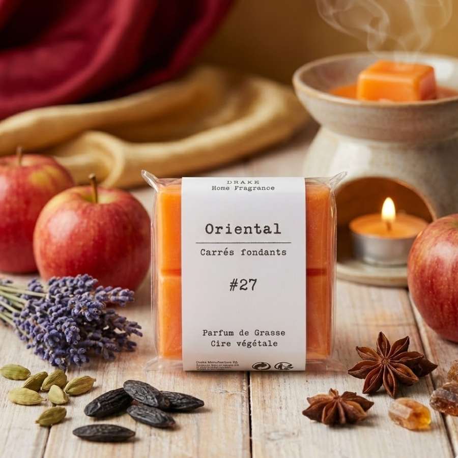 Un paquet de quatre carrés fondants Drake à la senteur Ambre Orientale posé sur une jolie table en bois clair