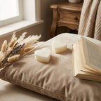 Carrés d'ambre cachemire cœur ByBazz, fondants parfumés blanc crème sur coussin velours