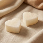 Carrés d'Ambre Cachemire Coeur ByBazz 50g, cubes parfumés en forme de coeur sur lin beige