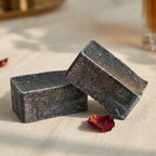 Carrés d'Ambre Musc Noir ByBazz 50g sur surface lin crème avec éclairage studio