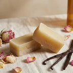 Carrés d'Ambre Vanille ByBazz avec pétales de rose et gousses de vanille sur lin