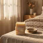 Carrés d'Ambre Vanille ByBazz 50g empilés sur lin, décor intérieur cosy