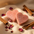 Carrés fondants cannelle cœur ByBazz rose sur lin crème avec bâtons cannelle