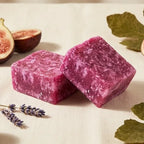 Carrés fondants figue HomeBreeze 50g avec figues fraîches sur linge crème