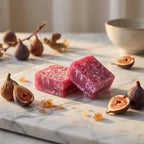 Carrés fondants figue HomeBreeze 50g sur marbre avec figues séchées