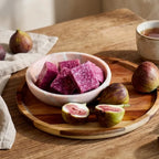 Carrés fondants figue HomeBreeze 50g sur bois avec figues fraîches et thé