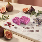Carrés fondants figue HomeBreeze 50g sur marbre avec figues et fleurs séchées
