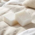 Carrés fondants Fleur de Coton HomeBreeze sur tissu lin dans chambre lumineuse