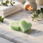 Carrés fondants thé vert cœur ByBazz 50g sur surface marbre blanc