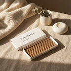 Coffret de 10 mini bâtonnets d'encens Palo Santo avec packaging élégant sur fond blanc minimaliste