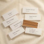 Coffret mini bâtonnets d'encens 5 parfums Cedar Sauge Bois de santal Citronnelle Agar sur fond crème