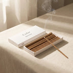 Coffret mini bâtonnets d'encens 5 parfums sur surface lin avec fumée aromatique