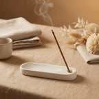 Coffret mini bâtonnets encens dans porte-encens céramique blanc, styling luxe bien-être