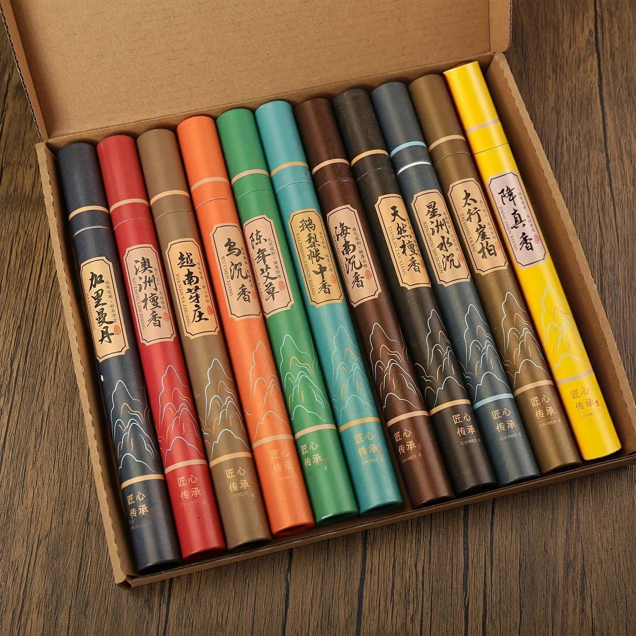 Un coffret de 440 Bâtonnets d’Encens Naturels de11 Parfums, ouvert, et posé sur une table en bois