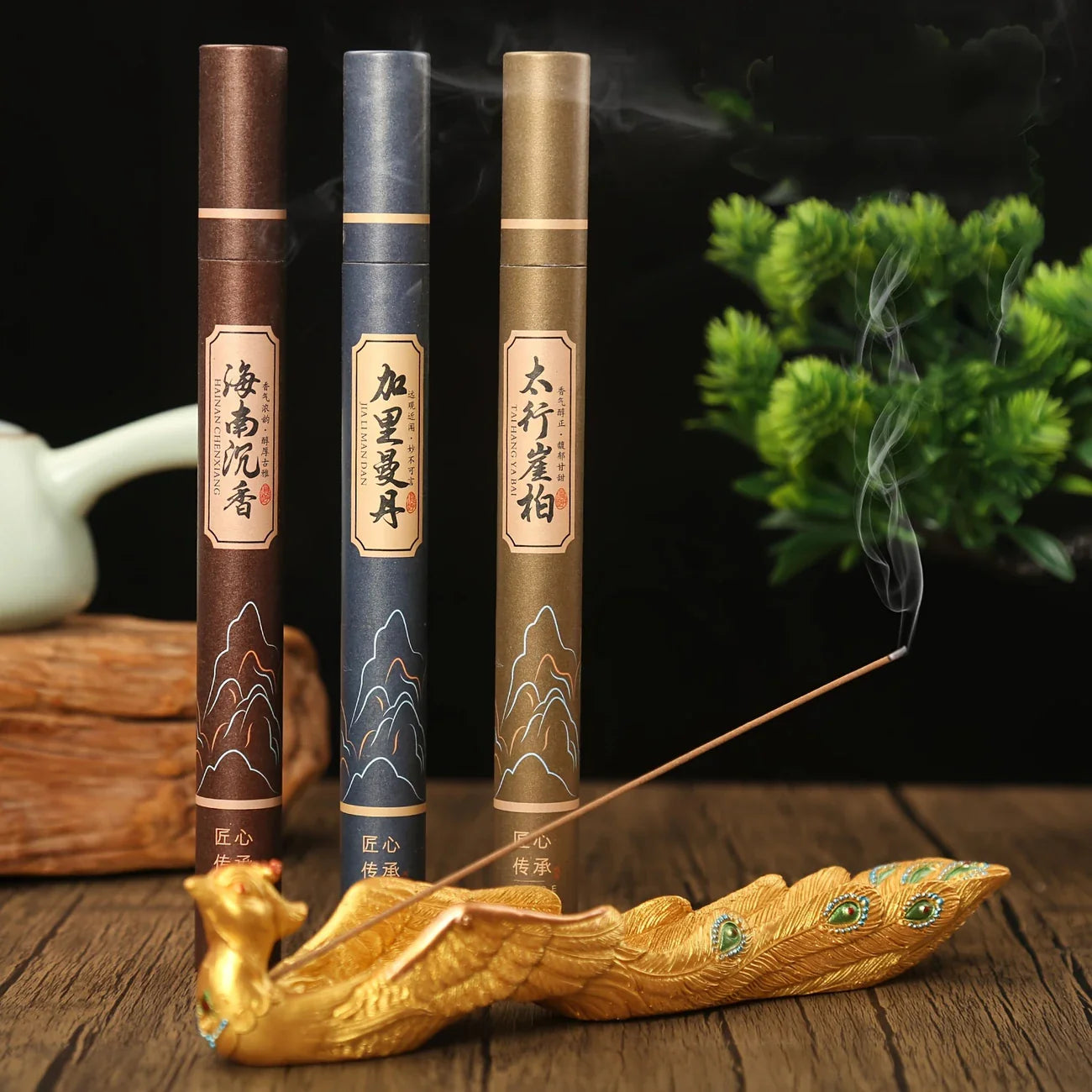 Trois tube d'encens avec un brûleur 