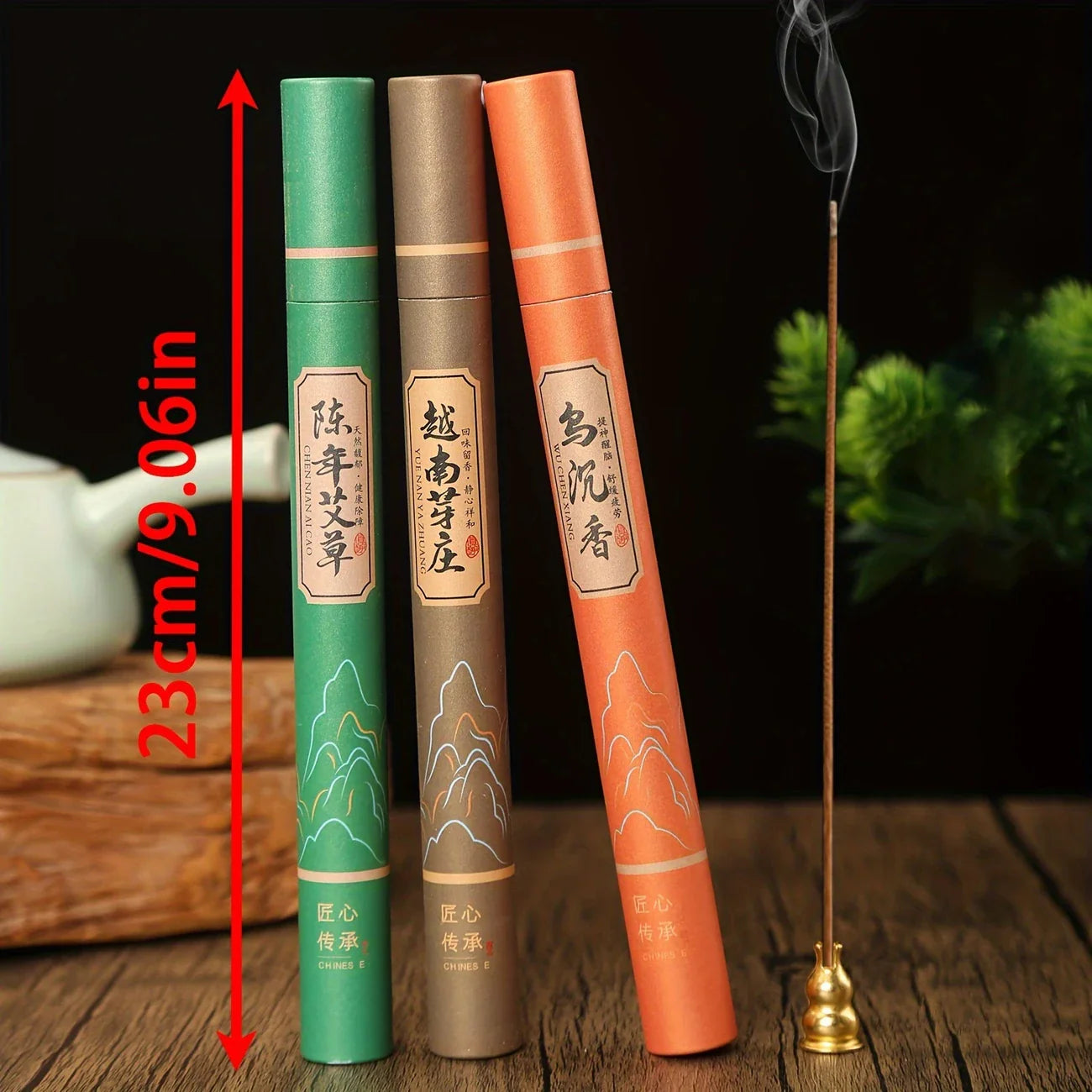 3 boites de batons d'encens posées côte à côte sur une table en bois