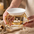 Diffuseur aromatique doré en céramique élégant tenu en mains, design géométrique luxe