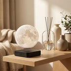 Diffuseur aromatique verre artisanal design élégant sur étagère bois style scandinave