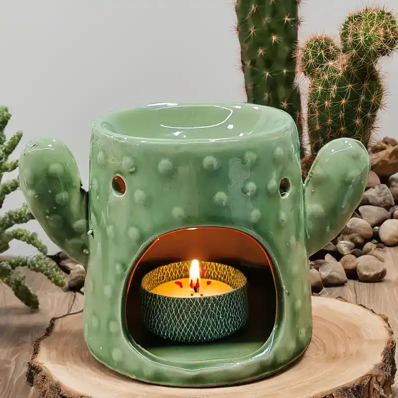 Un Brûleur d'Huile Essentielle & Cire en céramique Cactus vert vue de face avec une bougie chauffe-plat allumée dedans