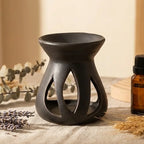 Diffuseur céramique noir ajouré avec huiles essentielles et éléments botaniques