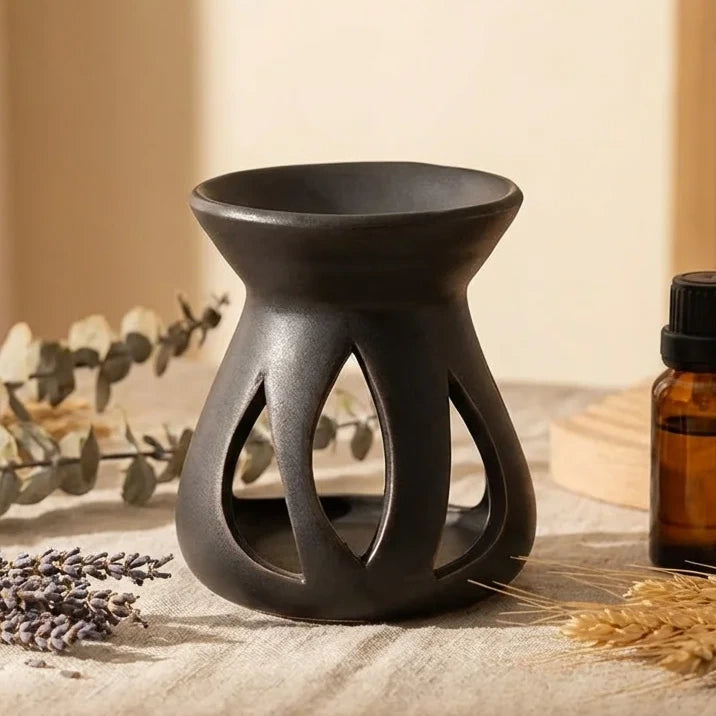 Diffuseur céramique noir ajouré avec huiles essentielles et éléments botaniques