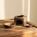 Diffuseur céramique rustique artisanal avec bols assortis sur bois naturel