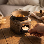 Diffuseur céramique rustique artisanal avec bougie chauffe-plat sur bois chaleureux