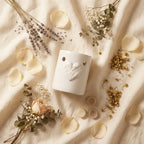 Diffuseur cire parfumée cœur blanc design romantique avec fleurs séchées sur lin crème