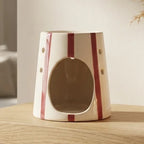 Diffuseur cire rayé rouge et crème design moderne sur étagère en bois
