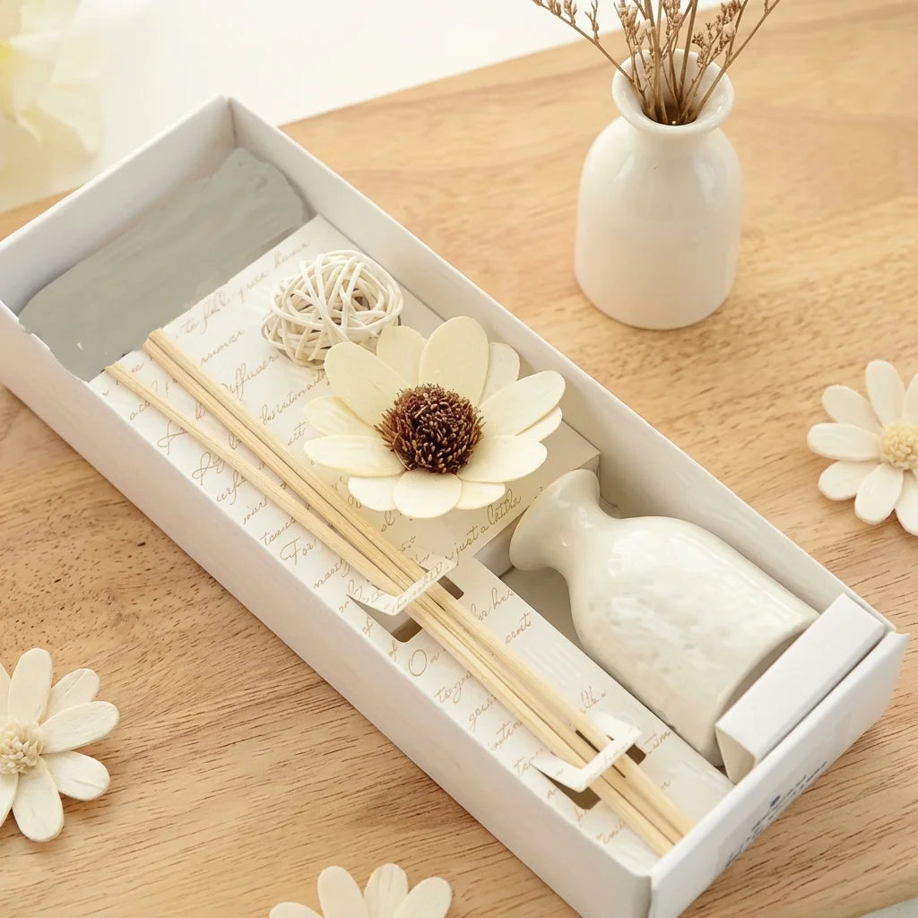 Diffuseur de parfum à bâtonnets céramique personnalisable avec fleurs séchées sur bureau en bois