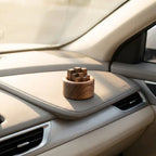 Diffuseur bois cylindrique huiles essentielles sur tableau de bord voiture