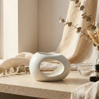 Diffuseur céramique artisanal blanc épuré avec design minimaliste et ambiance bien-être