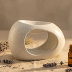 Diffuseur huiles essentielles céramique artisanal blanc avec lavande séchée et flacon ambre