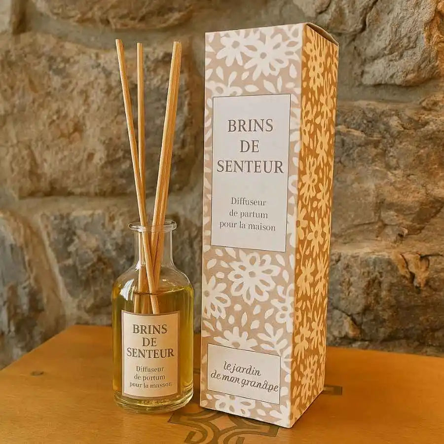 Un diffuseur de brins de senteur de la marque jardin de mon grand père