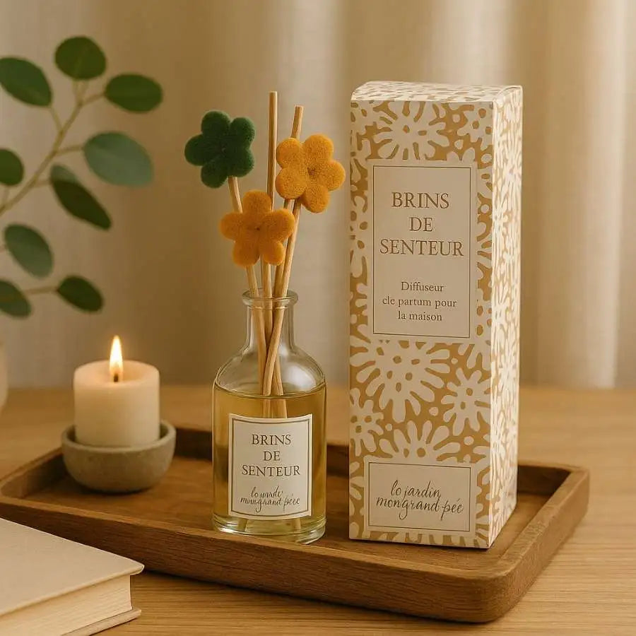 Un diffuseur de brins de senteur de la marque jardin de mon grand père sur un plateau en bois