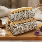 Duo Sauge Blanche et Palo Santo sur autel de méditation avec cristaux pour purification énergétique
