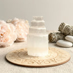 Kit purification énergétique avec tour de sélénite blanche sur base mandala et fleurs roses