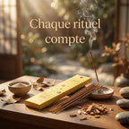 Encens Bois de Santal 10 bâtons sur autel méditation avec chips sandalwood et ambiance zen