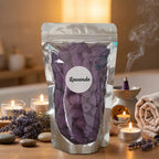 Encens Cascade Lavande 60 cônes naturels anti-stress sur surface bois avec bougies et fleurs séchées