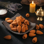 Cônes d'encens Osmanthus dans un plat céramique gris, ambiance relaxante et méditation