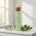 Encens naturel eucalyptus 10 bâtons sur marbre blanc avec feuilles fraîches